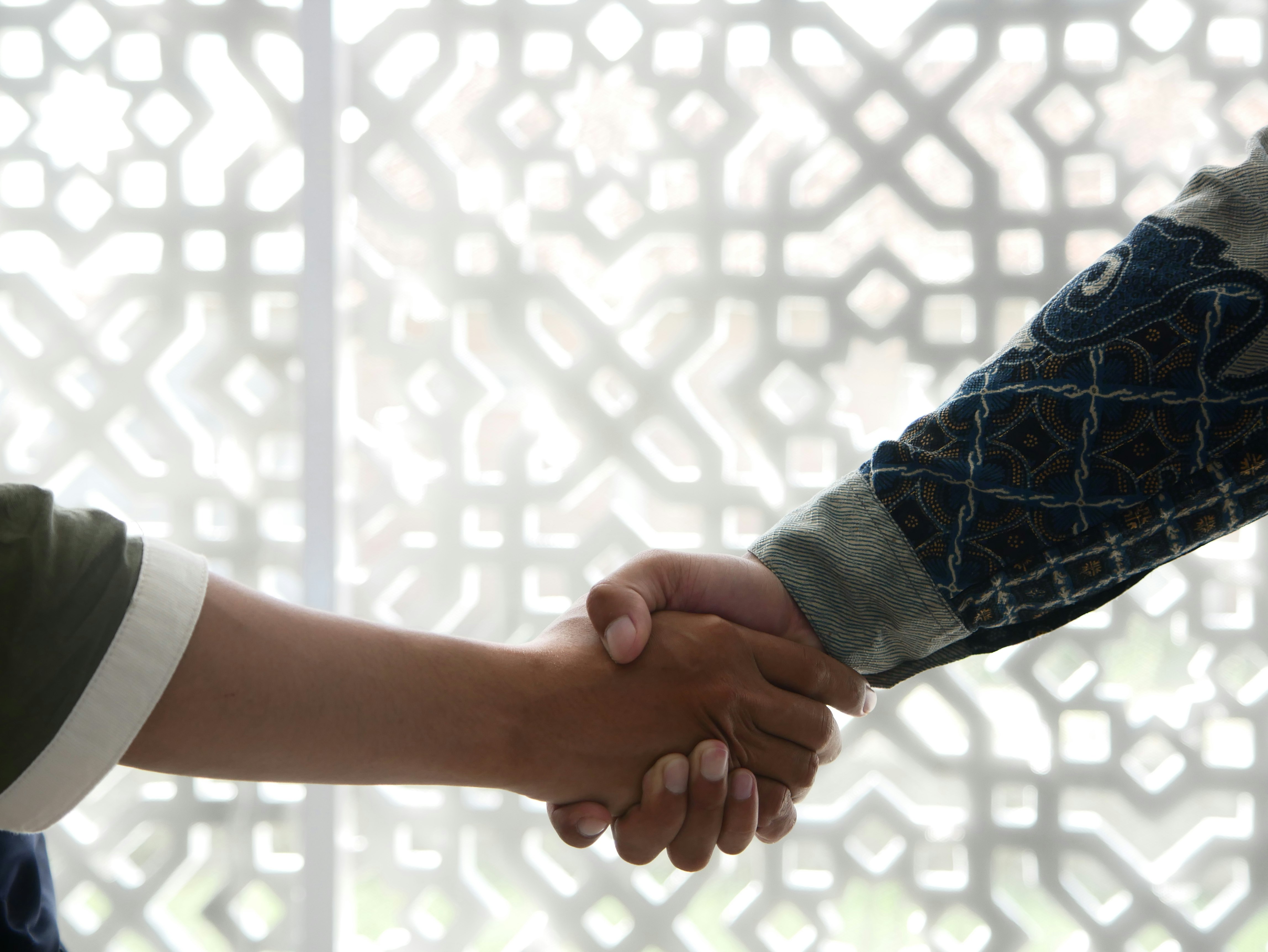 Handshake between bail bondsman and client - bail bond south carolina